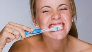 Diş beyazlatma yöntemleri: Bembeyaz gülüşler için 5 yöntem.