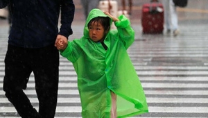 Japonya yönetimi yağmurluklarınızı verin! İşte detaylar...