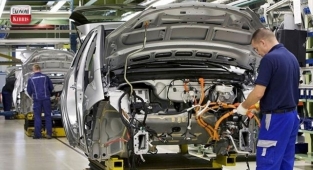 Rus otomobil devi yaptırımlara dayanamadı: Üretim durdu! İşte detaylar...