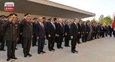 Cumhurbaşkanı Ersin Tatar, Kurucu Cumhurbaşkanı Rauf Raif Denktaş’ın anıt mezarında düzenlenen törene katıldı! İşte detaylar...