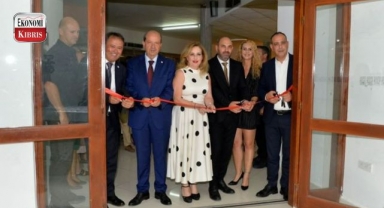 Cumhurbaşkanı Ersin Tatar ve eşi Sibel Tatar,“Engeli Yaşamak” isimli serginin açılışına katıldı! İşte detaylar...