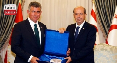 Cumhurbaşkanı Ersin Tatar, görev süresi sona eren Türkiye Cumhuriyeti Lefkoşa Büyükelçisi Metin Feyzioğlu’nu kabul ederek görüştü! İşte detaylar...