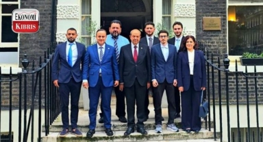 Cumhurbaşkanı Ersin Tatar, İngiltere’deki Kıbrıs Türk Ticaret Odası ve bazı Kıbrıs Türk sivil toplum temsilcileriyle bir araya geldi! İşte detaylar...