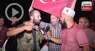 TANKIN ÜZERİNE ATLADI, ASKERİN YELEK VE TELSİZİNİ ALDI! 